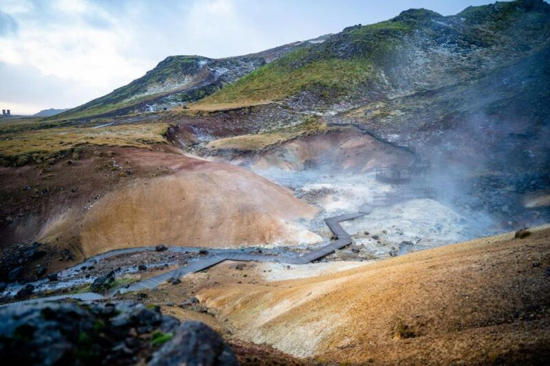 reykjanes-peninsula-and-bridge-between-the-continents