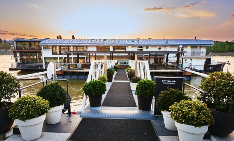 romantic-dinner-on-a-standing-boat-restaurant-for-2-person