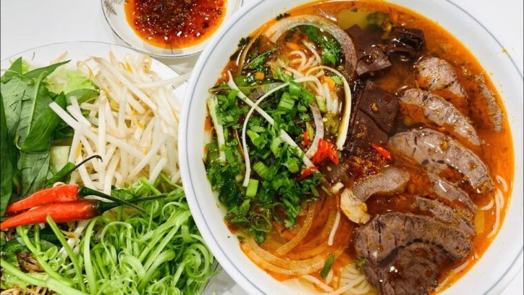 saigon-street-food-tasting-sightseeing-tour-by-motorbike