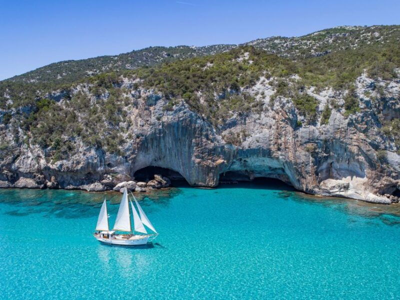 sailing-ship-in-exclusive-tour-around-the-gulf-of-orosei