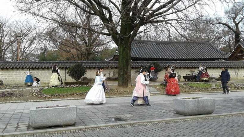 seoul-donghaksa-cherry-blossom-and-jeonju-hanok-day-tour