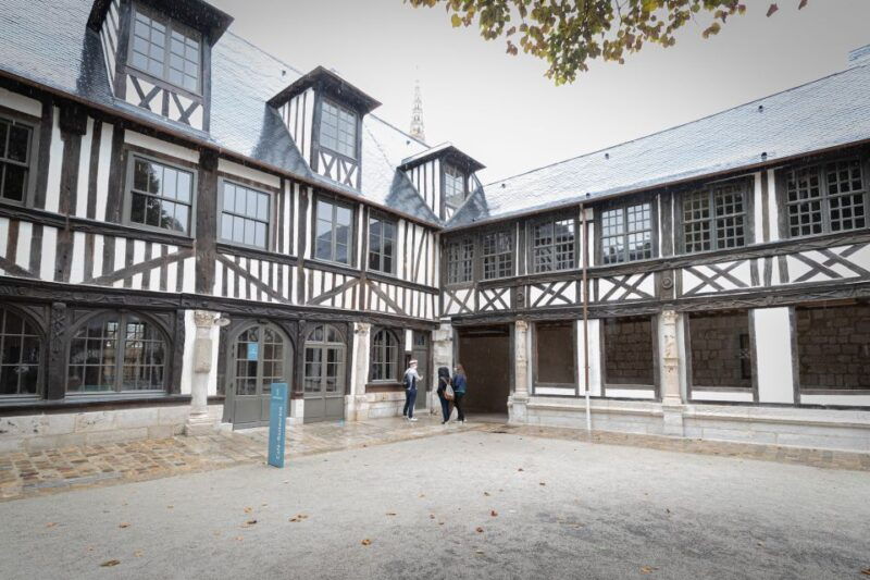 small-group-guided-tour-of-the-secret-history-of-rouen