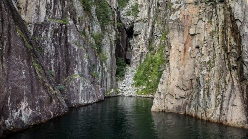 stavangerlysefjord-cruise-to-preikestolen-and-vagabond-cave