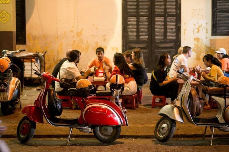 street-food-walking-tour-in-hoi-an-with-5-local-tastings