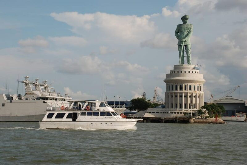 surabaya-city-excursions-with-private-car-driver-hire