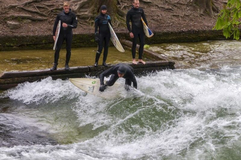surfing-on-munich-all-year-even-winter-englischer-garten
