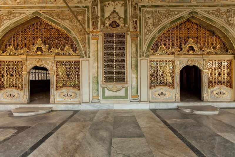 topkapi-palace-and-harem-istanbul-fast-track-tickets-tour-2