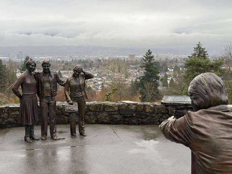 vancouver-tour-car-grandville-island-queen-elizabeth-china-t