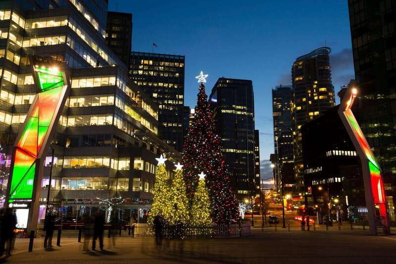 vancouvers-festive-shoreline-a-christmas-walking-tour