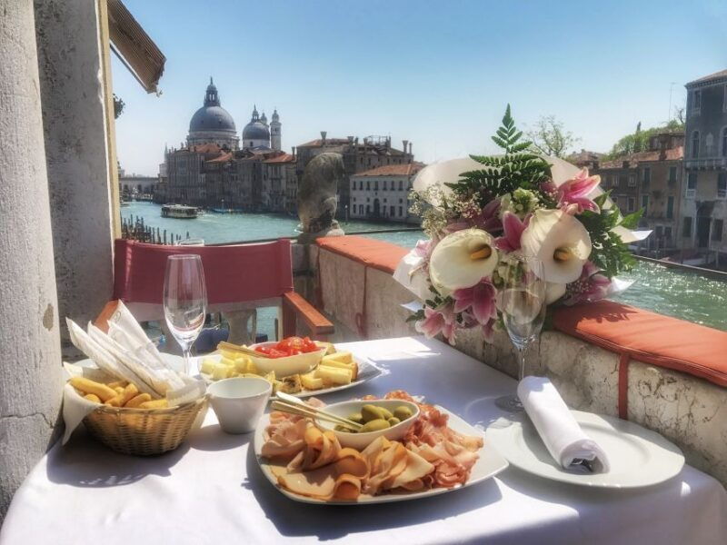venice-gondola-ride-and-a-gala-dinner-in-a-venetian-palace
