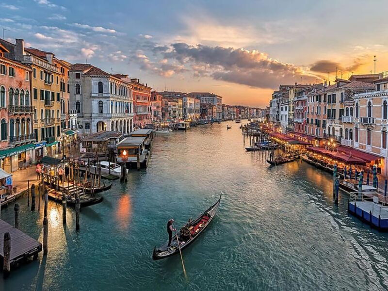 venice-rialto-bridge-guided-tour-and-shared-gondola-ride