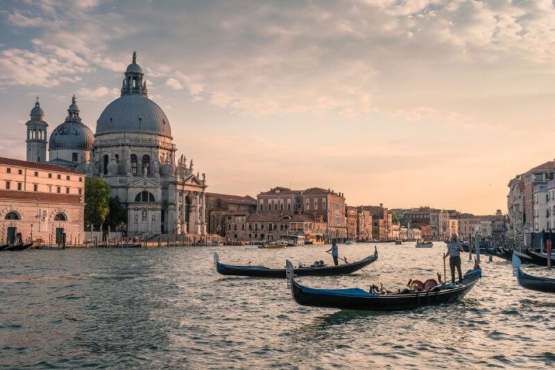 venice-romantic-palace-dinner-and-private-gondola-ride