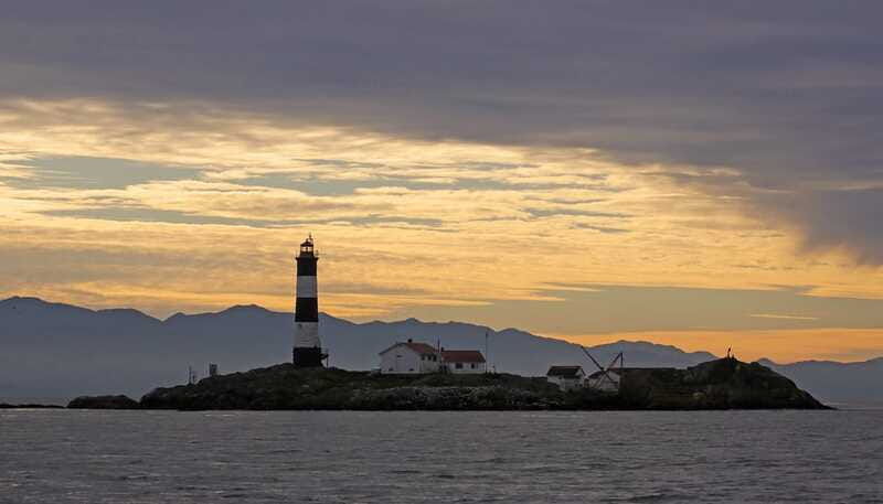 victoria-sunset-whale-watching-tour-on-semi-covered-boat