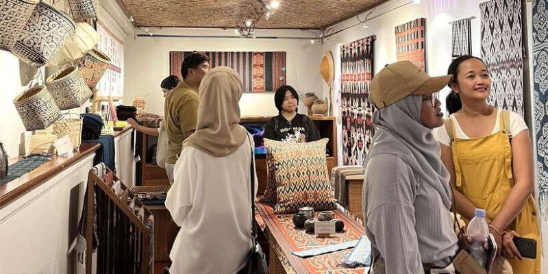 walking-tour-ubud-palace-art-market-to-lontar-manuscript