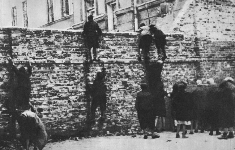 warsaw-daily-jewish-ghetto-guided-tour-with-jewish-cemetery