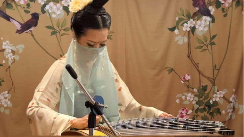 wear-hanfu-and-play-guzheng