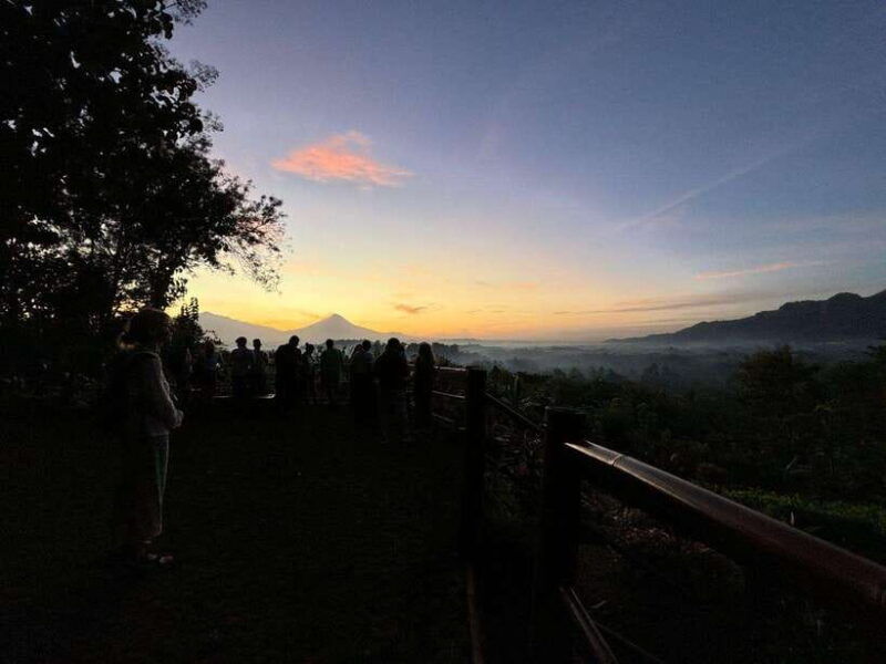 yogyakarta-borobudur-sunrise-from-setumbu-hill-and-climb-up