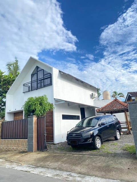 yogyakarta-self-made-tour-car-driver-1day-private-tour
