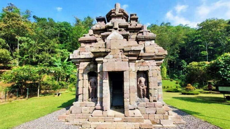 yogyakarta-selogriyo-temple-and-rice-terrace-soft-trekking