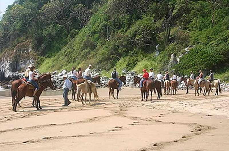 zihuatanejo-horseback-riding-on-the-beach