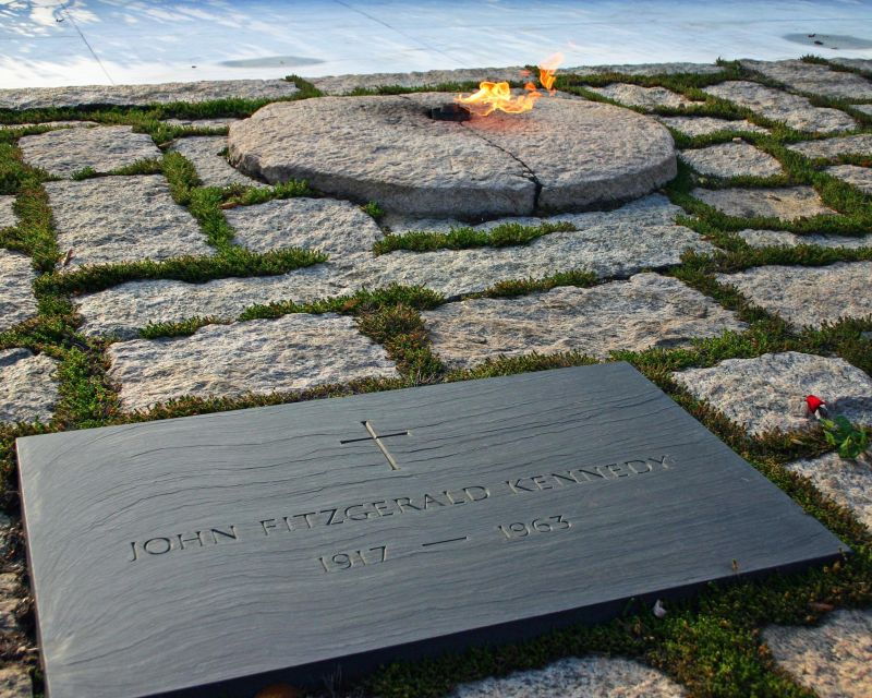 arlington-cementary-guard-ceremony-with-iowa-jima-memorial