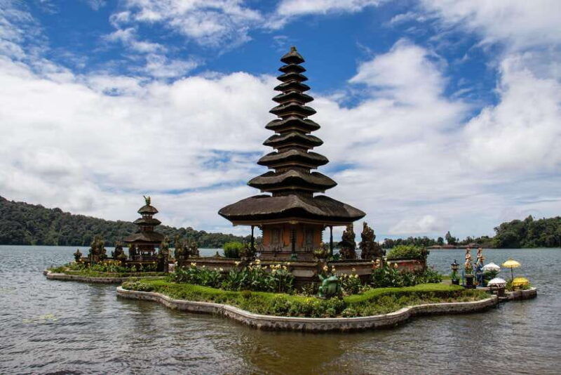 bali-dolphin-watching-waterfall-wanagiri-and-ulun-danu