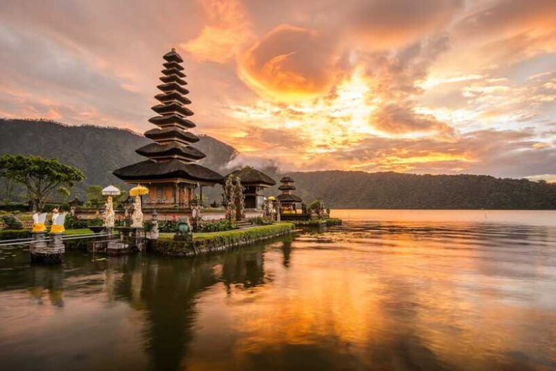 bali-lake-bratan-handara-gate-waterfall-swing-tour