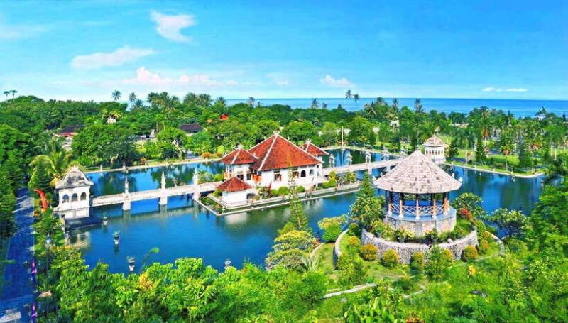bali-lempuyang-temple-tirta-gangga-and-virgin-beach-tour