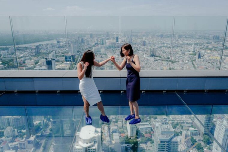 bangkok-damnoen-saduak-train-market-mahanakhon-day-trip