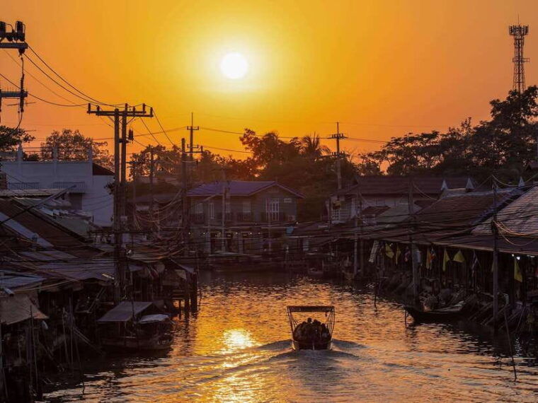 bangkok-maeklong-railway-amphawa-floating-market-day-trip