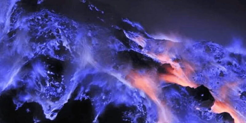 banyuwangi-bali-mount-ijen-midnight-blue-fire-guided-tour