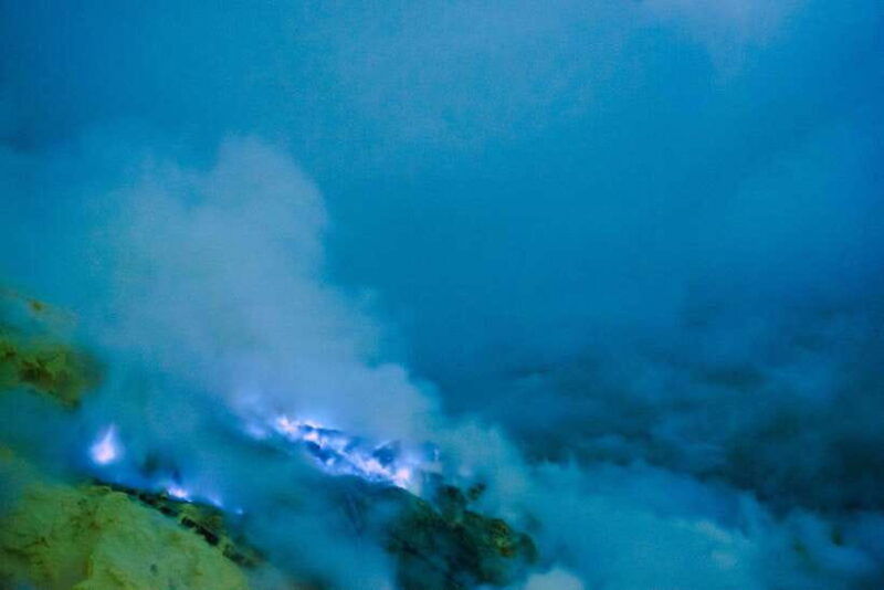 banyuwangi-bali-mt-ijen-sunrise-blue-flame-in-guided-tour
