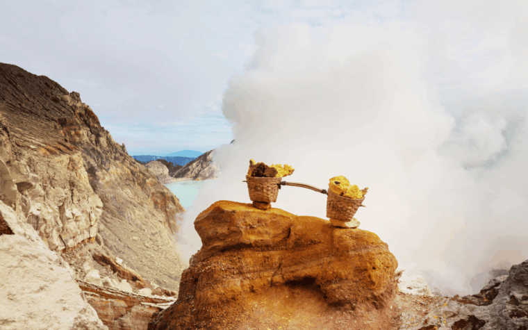 banyuwangi-blue-flame-wonderous-phenomenon-of-ijen-crater