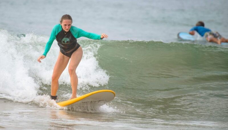 beginner-surfing-lesson-and-surfguide