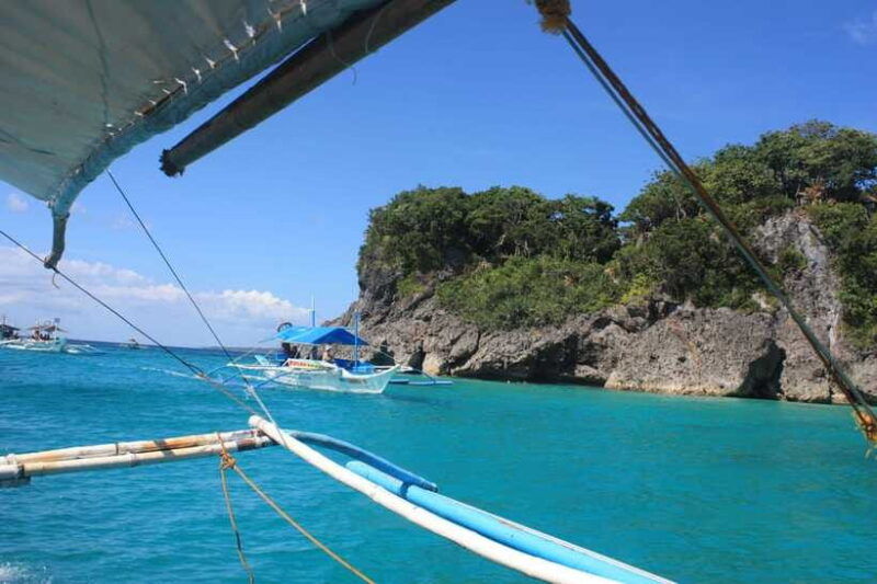 boracay-island-hopping-with-premium-boodle-fight-lunch