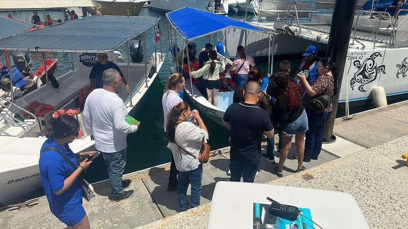 cabo-san-lucas-boat-tour-around-the-peninsula-and-stay-at-the-beach