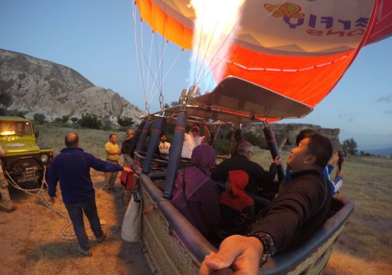 cappadocia-cat-valley-at-sunrise-hot-air-balloon-ride