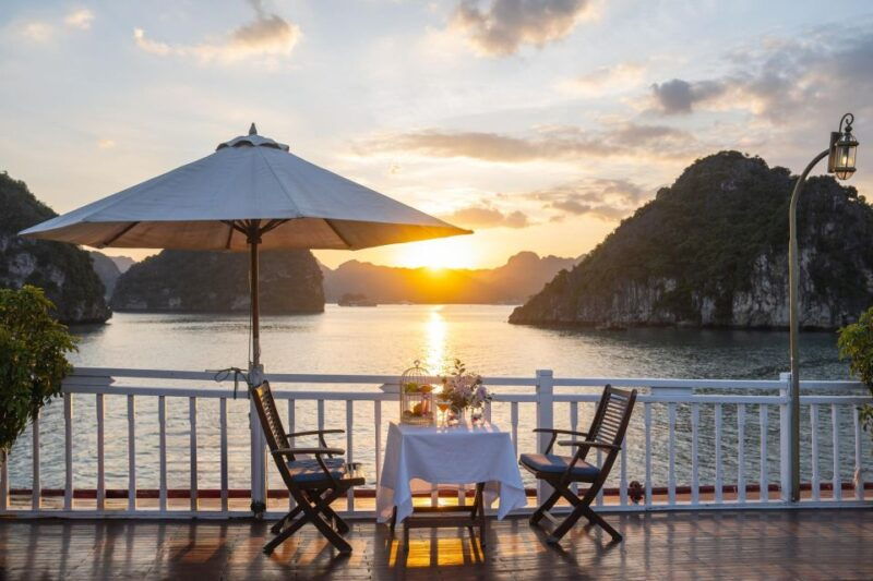 cat-ba-lan-ha-bay-cruise-2-days-1-night-kayak-swimbiking
