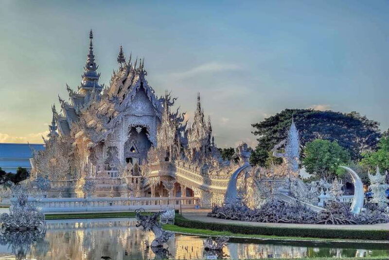 chiang-rai-3-famous-temples-lalita-cafe-private-tour