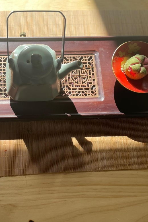 chinese-tea-ceremony-in-beijing-hutong-courtyard