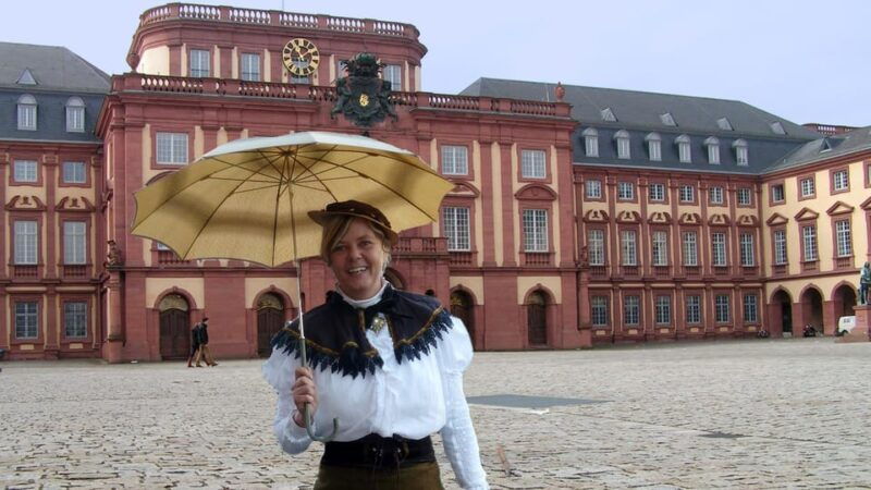city-tour-mannheim-with-bertha-benz-through-the-city-of-inventors-costume-tour