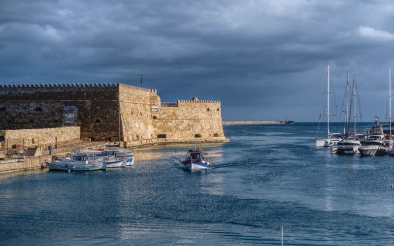 crete-heraklion-center-local-market-and-creta-aquarium