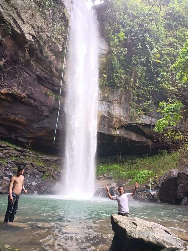 discover-hidden-waterfall-include-khmer-noodle-and-cake