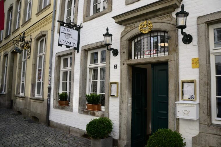 dusseldorf-walk-the-old-town-and-a-charming-market-square