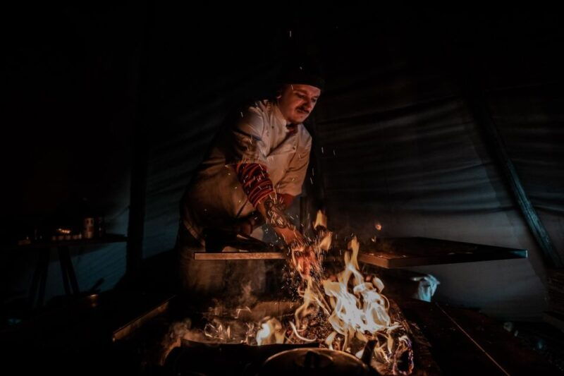 experience-the-majestic-auroras-kiruna-abisko-tipi-dinner