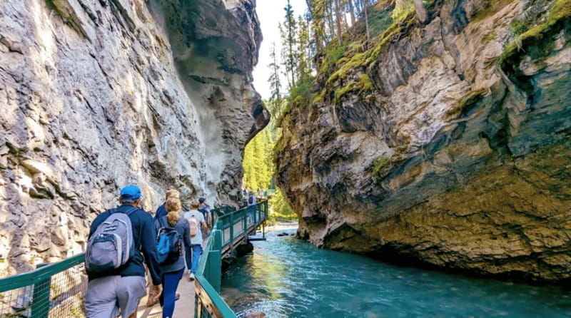 explore-banff-lake-louise-moraine-lake-day-trip-shuttle