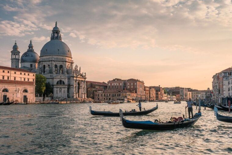 gondola-tour-with-four-seasons-concert-by-venice-in-gondola