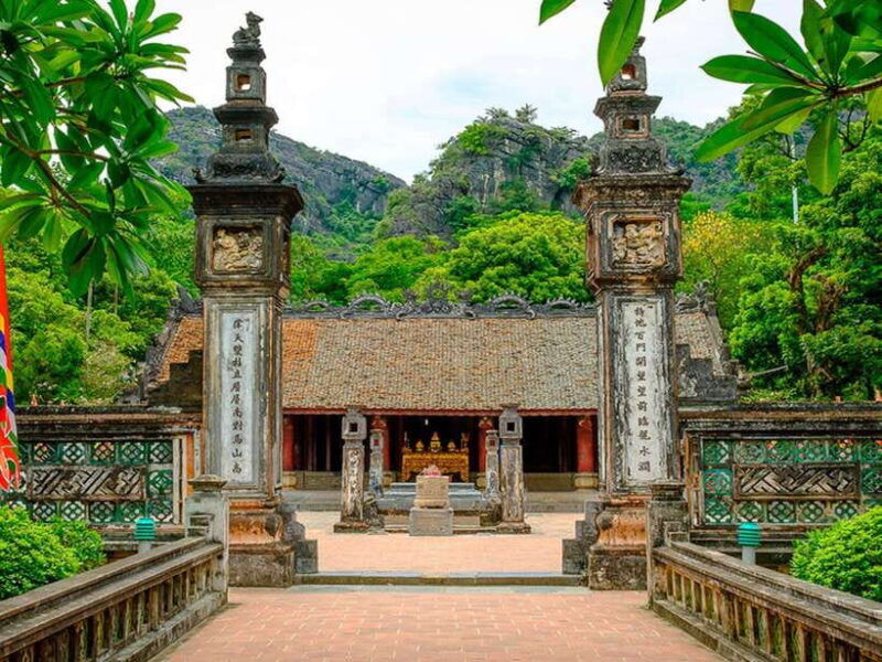 group-tour-hoa-lu-trang-an-boat-trip-mua-cave