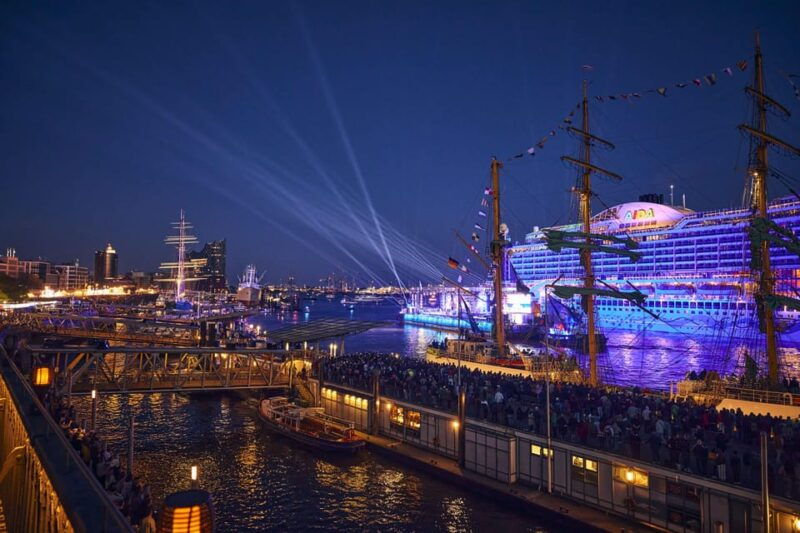 hamburg-light-firework-show-port-aniversary-from-boat