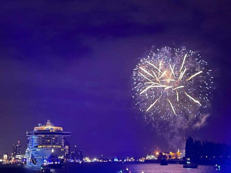 hamburg-new-years-eve-harbour-cruise
